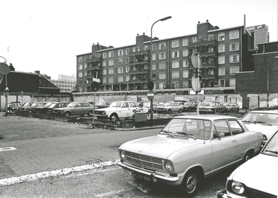 863498 Gezicht op het tijdelijke parkeerterrein aan de even zijde van de Oranjestraat in Wijk C te Utrecht, met op de ...